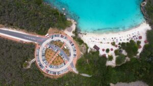 Kleine Knip Beach and Kenepa Grandi, two of Curaçao’s most beautiful beaches, featuring clear turquoise waters, white sand, and dramatic cliffs.