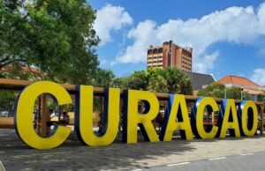 Curaçao travel guide with colorful Willemstad houses, turquoise beaches, and local island highlights.