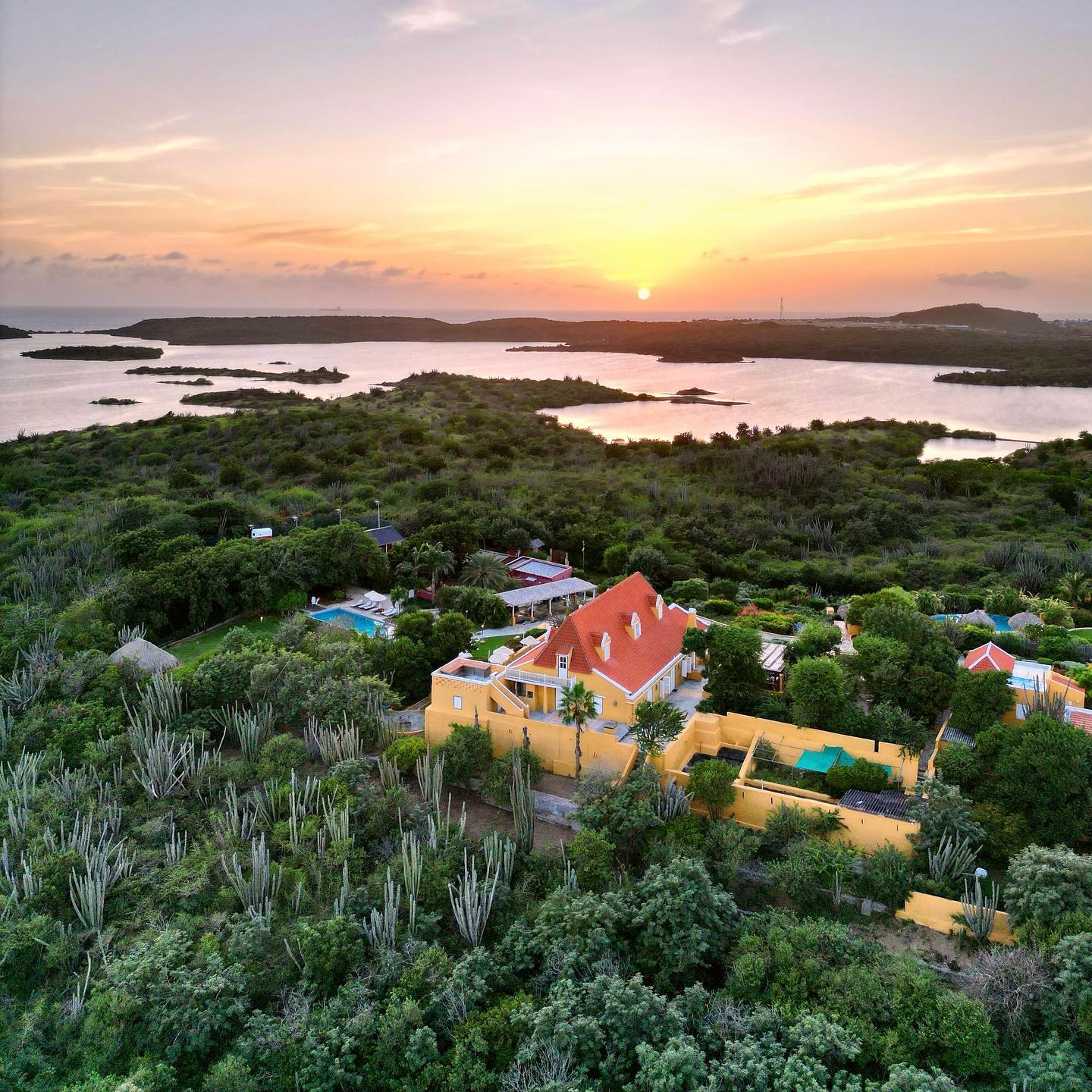 Historic Curaçao landhuis surrounded by tropical gardens