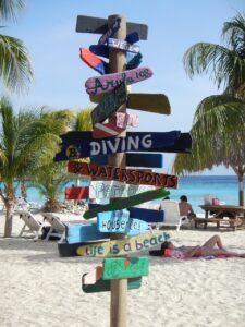 Sunny Curaçao beach with turquoise water and palm trees, showing the island’s perfect year-round weather.