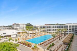 Tropical beach with turquoise water and palm trees in Curaçao