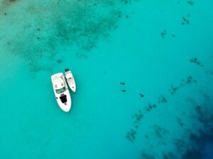 Playa Daaibooi Curaçao with calm turquoise water, sandy bay, and rocky cliffs surrounded by nature.