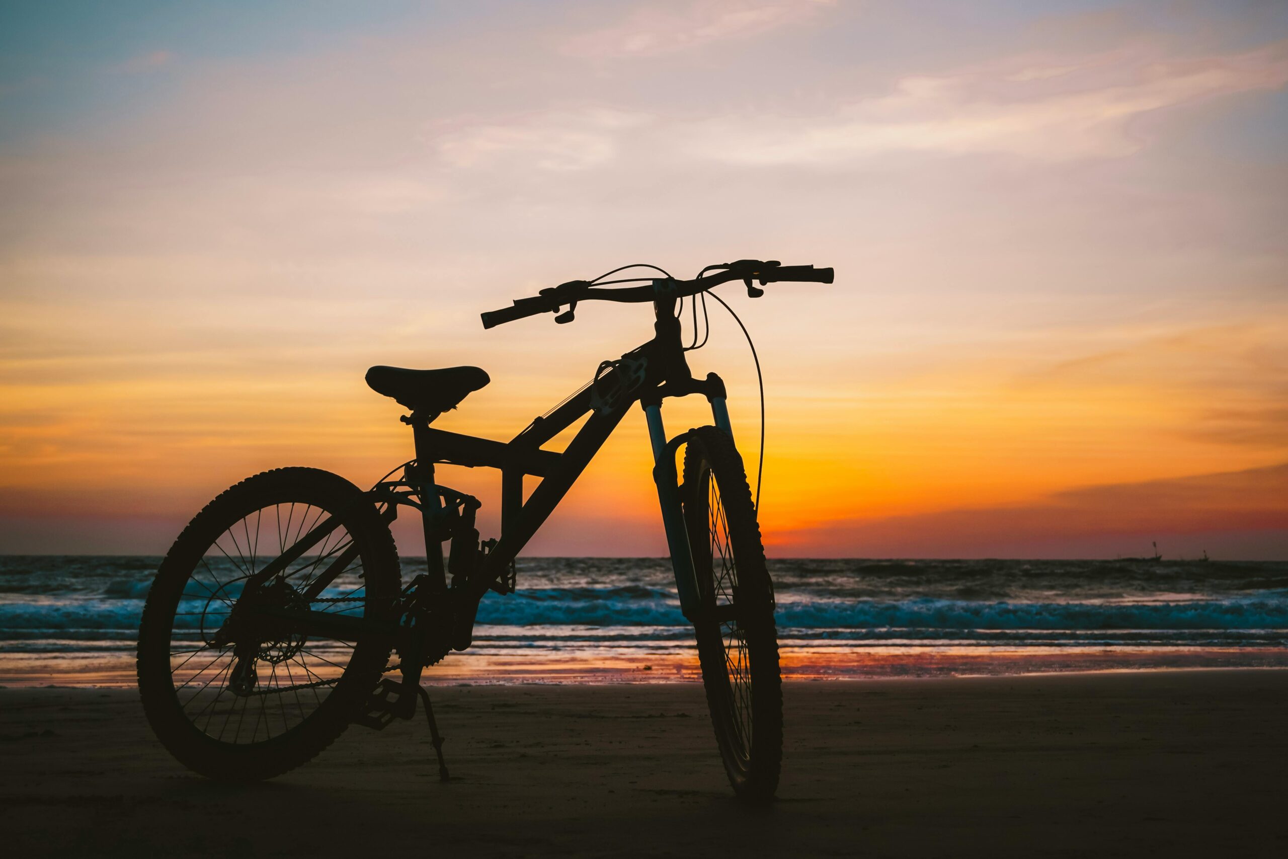Cyclist enjoying a biking tour across Curaçao, exploring picturesque landscapes, beaches, and local attractions.