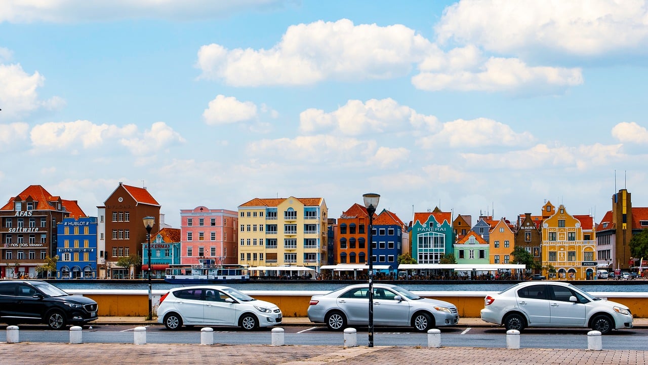 A guided Willemstad tour showcasing the colorful Handelskade, Queen Emma Bridge, and historic streets of Curaçao’s capital.