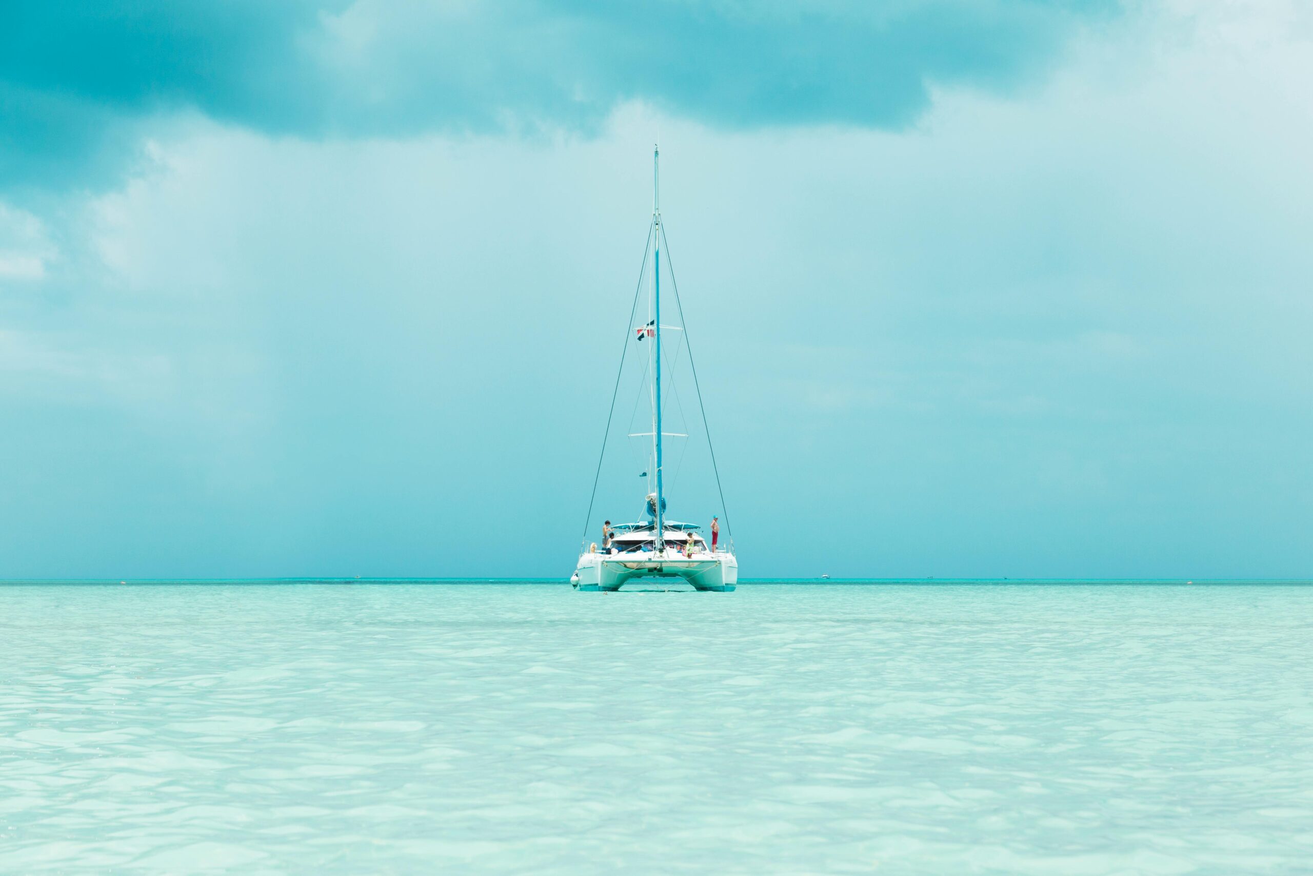A relaxing catamaran boat trip in Curaçao, cruising along the island’s stunning coastline and clear blue waters.