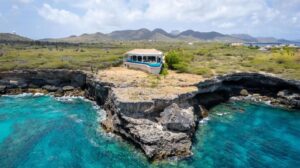 Cliffside luxury villa in Curaçao with infinity pool and direct beach access