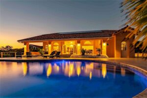 Modern luxury villa in Coral Estate Curaçao with infinity pool and ocean views