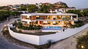 Cliffside luxury villa in Cas Abao Curaçao with infinity pool and panoramic sea views