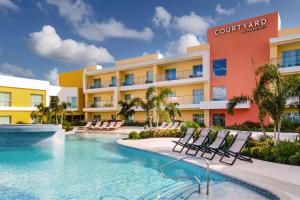 Pool and beach at Curaçao Marriott Beach Resort for day pass guests