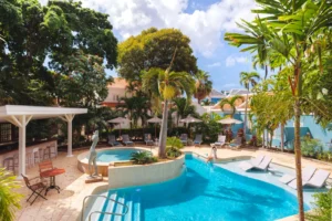 Boutique hotel Kura Botanica in Pietermaai, Willemstad, Curaçao with lush greenery and tropical design