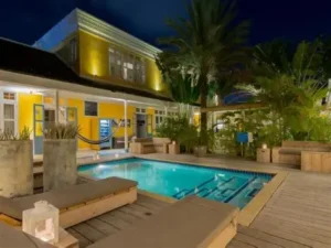 Boutique hotel ’t Klooster in Pietermaai, Willemstad, Curaçao with tranquil courtyard and plunge pool