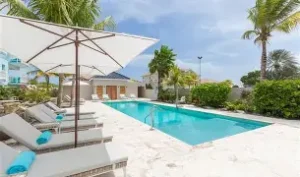 Dolphin Suites at Mambo Beach, Curaçao with magnesium pool and spa facilities