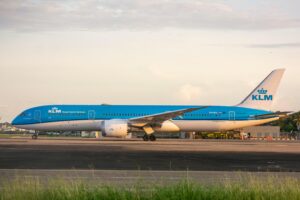 Airplane landing at Curaçao International Airport with blue Caribbean sea in the background — easy access from the US, Canada, and Europe.