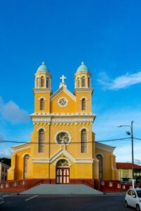 Locals playing domino at a Curaçao snek with laughter and drinks on the table